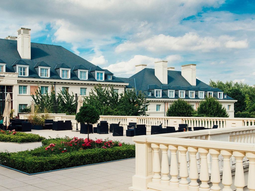 Beauvais Airport to Vienna House Dream Castle